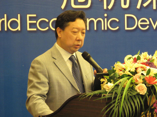 由复旦大学主办、韩国高等教育财团赞助的“上海论坛”2012年5月26日-28日在上海召开。图为yl23411永利官网教授张礼卿演讲。